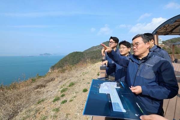 대우건설 김보현 대표이사(오른쪽 첫번째)가 가덕도신공항 건설 예정지를 살펴보고 있다.